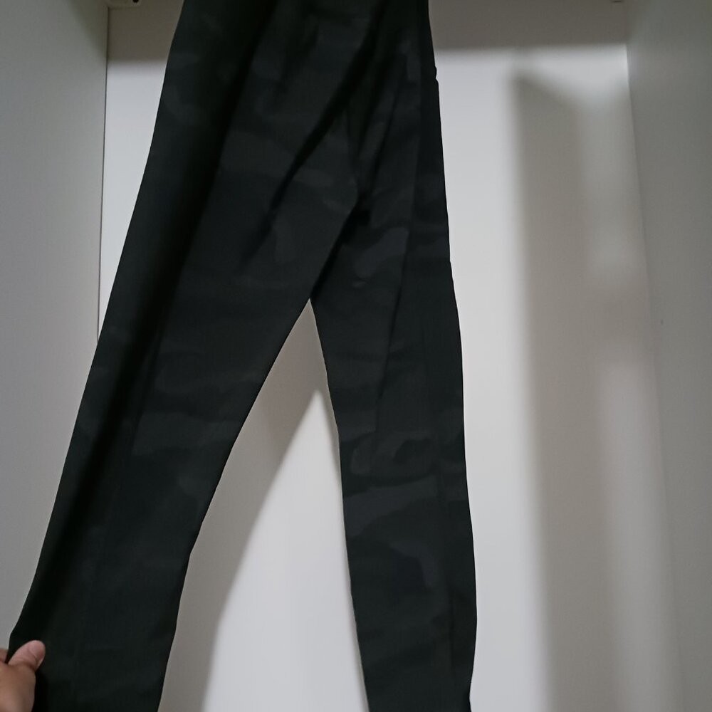 Spyder Full Length Camo Leggings with Side Pockets Women's Size S/P - Picture 2 of 4